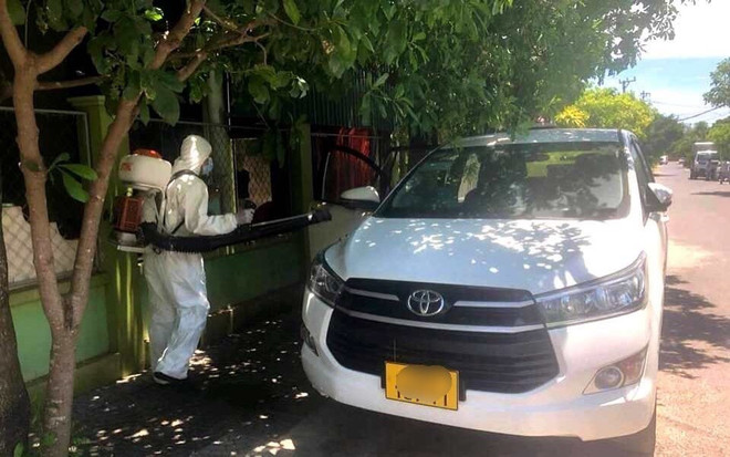 Lực lượng chức năng Quảng Bình phun khử khuẩn xe taxi trước đó có chở BN14.245. (Ảnh: TTXVN phát) Dịch COVID-19: Quảng Ninh, Đắk Lắk tiếp tục phát hiện ca mắc mới ảnh 1