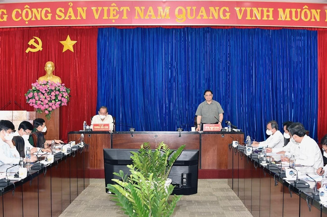 Thủ tướng Phạm Minh Chính làm việc với tỉnh Bình Dương về phòng, chống dịch COVID-19. (Ảnh: Chí Tưởng/TTXVN) 'Chủ động, linh hoạt các giải pháp để thực hiện cho được mục tiêu kép' ảnh 1