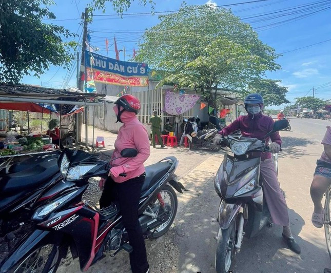 Người dân hiếu kỳ xem lực lượng chức năng khám nghiệm hiện trường. (Nguồn: tienphong.vn) Điều tra nguyên nhân vụ chồng sát hại vợ cũ rồi tự sát ở Đồng Nai ảnh 1