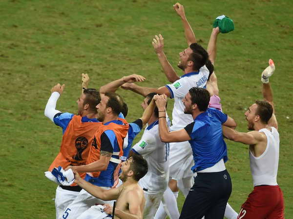 Bản hùng ca Hy Lạp xoa dịu tạm thời nỗi lo "cơm áo gạo tiền" ảnh 1