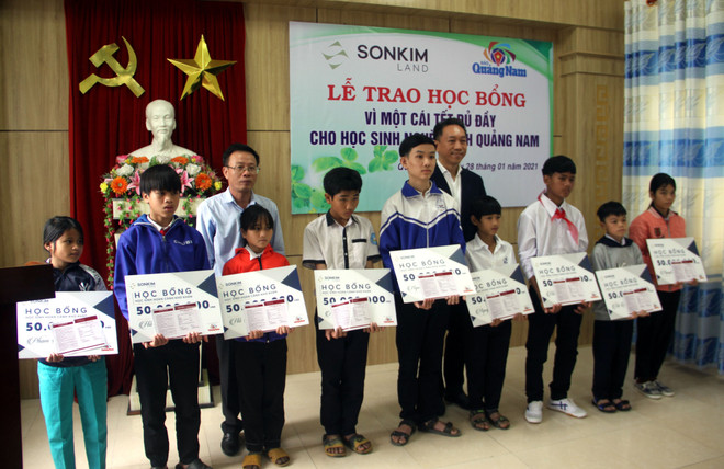 Trao học bổng cho học sinh vùng bị ảnh hưởng bão lũ tại tỉnh Quảng Nam ảnh 1