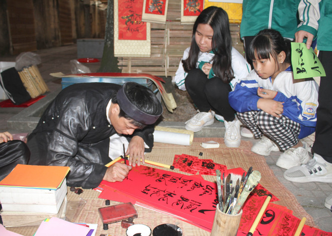 Ninh Bình: Rộn ràng phiên chợ Tết xưa giữa lòng thành phố ảnh 1