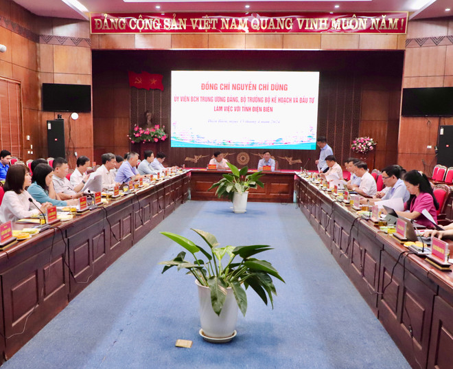 Bộ trưởng Bộ Kế hoạch và Đầu tư-Nguyễn Chí Dũng có buổi làm việc với tỉnh Điện Biên về tình hình phát triển kinh tế -xã hội, đảm bảo quốc phòng-an ninh, ngày 15/4. (Ảnh: Vietnam+) IMG_3575.JPG