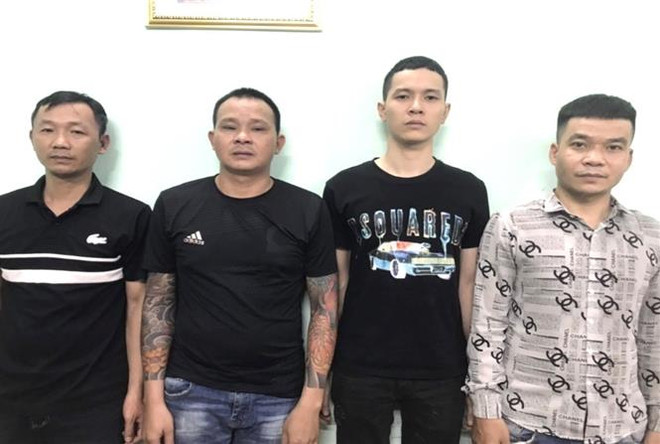 Các đối tượng tại cơ quan điều tra. (Ảnh: TTXVN phát) Đồng Nai: Tạm giữ nhóm đối tượng chuyên hoạt động "tín dụng đen" ảnh 1