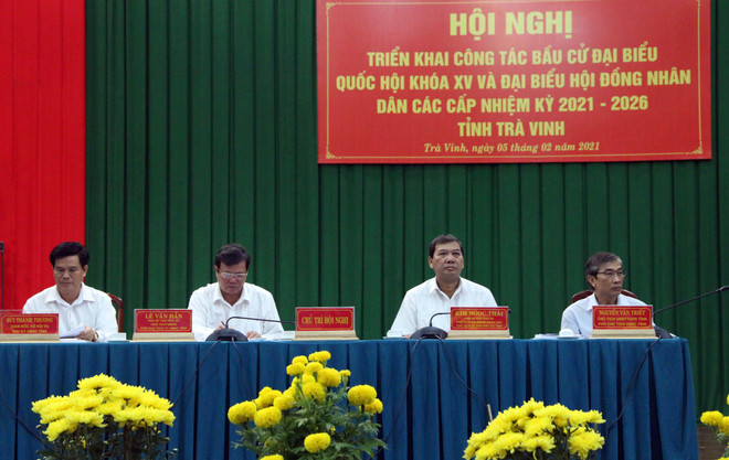 Các đại biểu chủ trì Hội nghị. (Ảnh: Thanh Hòa/TTXVN) Trà Vinh triển khai công tác bầu cử Quốc hội và HĐND các cấp ảnh 1