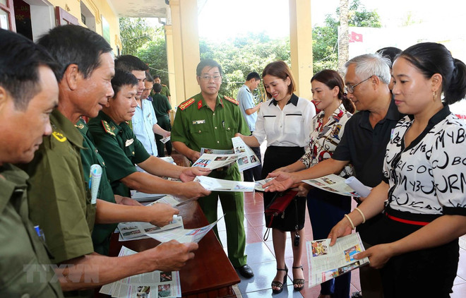 Phát tờ rơi tuyên truyền về phòng, chống ma túy. Ảnh minh họa.(Ảnh: Doãn Tấn/TTXVN) Người góp phần đẩy lùi tệ nạn ma túy ở vùng biên giới Sơn La ảnh 1