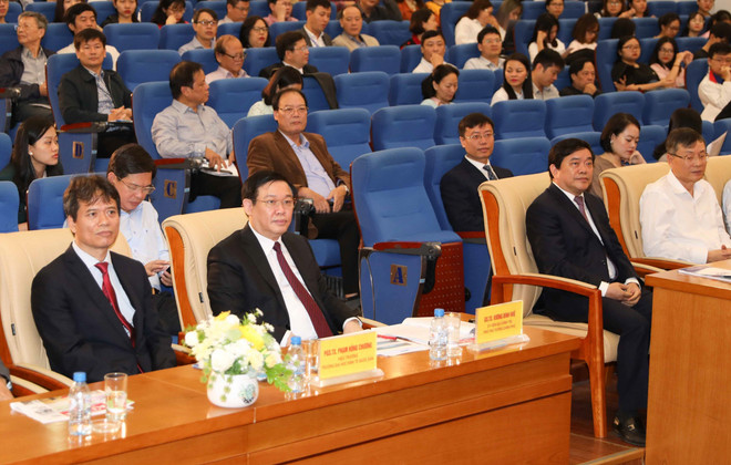 Phó Thủ tướng Vương Đình Huệ cùng các đại biểu dự hội thảo. (Ảnh: Thanh Tùng/TTXVN) 'Cần chọn giải pháp khả thi cho Chiến lược phát triển của Việt Nam' ảnh 1