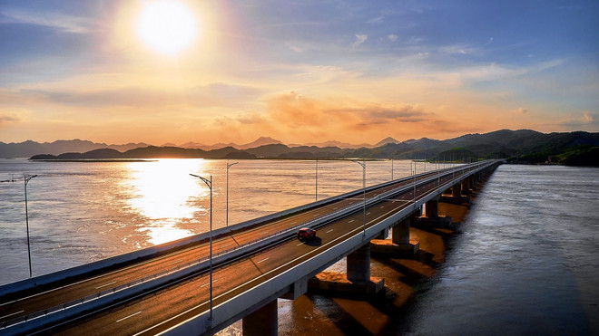 Thủ tướng cắt băng khánh thành đường cao tốc Vân Đồn-Móng Cái ảnh 1