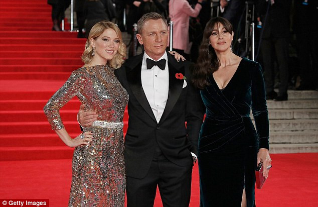 Khán giả Anh đổ xô tới rạp xem tập phim mới về 007 "Spectre" ảnh 1