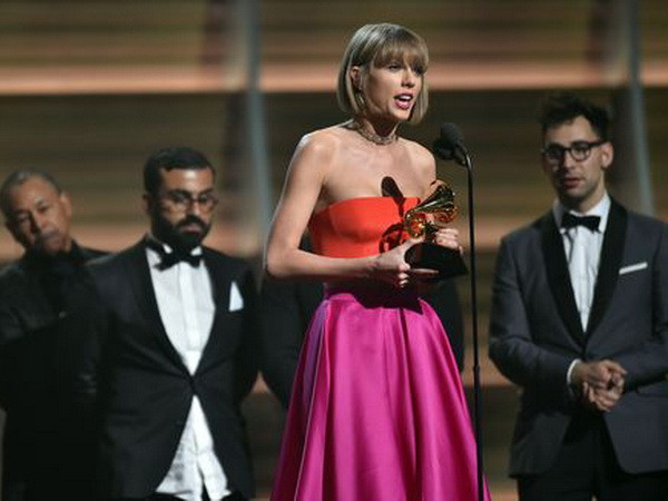 Taylor Swift làm nên lịch sử, đá xoáy Kanye West ở giải Grammy ảnh 1