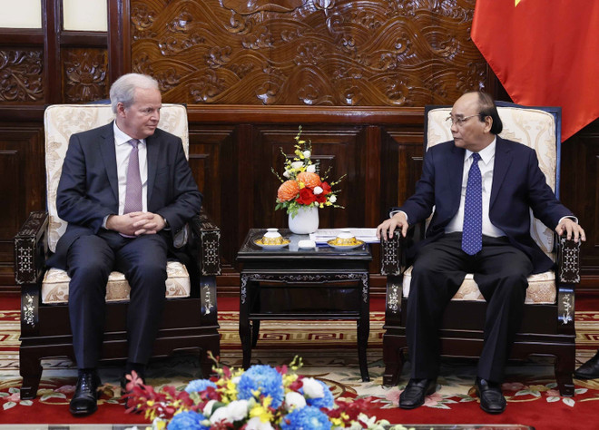 Chủ tịch nước Nguyễn Xuân Phúc tiếp Tổng Giám đốc Điều hành Ngân hàng Thế giới Axel van Trotsenburg. (Ảnh: Thống Nhất/TTXVN) Chủ tịch nước đề nghị WB hỗ trợ xây dựng Báo cáo Việt Nam 2045 ảnh 1
