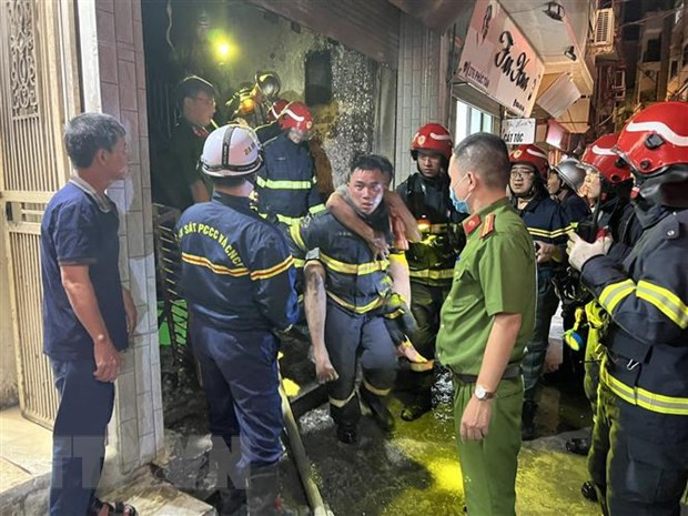 Lực lượng Cảnh sát phòng cháy chữa cháy và cứu nạn cứu hộ đưa người bị nạn ra khỏi đám cháy. (Ảnh TTXVN phát) Bộ trưởng Công an gửi thư khen các đơn vị giải cứu vụ cháy ở Phúc Tân ảnh 1
