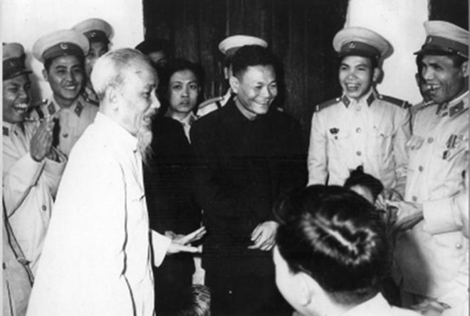 Chủ tịch Hồ Chí Minh đến thăm cán bộ, chiến sỹ một đơn vị cảnh sát nhân dân khu Hoàn Kiếm (Hà Nội), ngày 1 Tết Quý Mão 1963. (Ảnh: Tư liệu/TTXVN phát) Lực lượng cảnh sát nhân dân: Vì nước, vì dân quên thân phục vụ ảnh 1