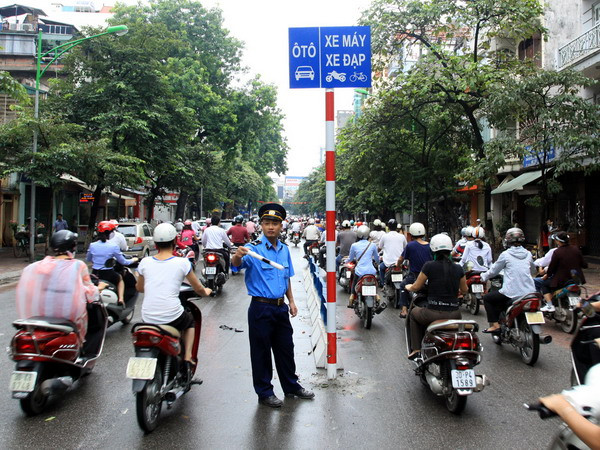 Sở GTVT Hà Nội: Không có chuyện lãng phí do dỡ dải phân cách ảnh 1