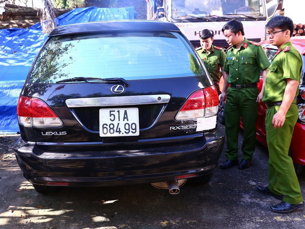 Một trong những chiếc xe ôtô sử dụng giấy tờ giả bị tạm giữ. (Ảnh: Nguyễn Văn Việt/TTXVN) Tạm giữ nhiều xe Lexus, Camry sử dụng giấy tờ, biển số giả ảnh 1