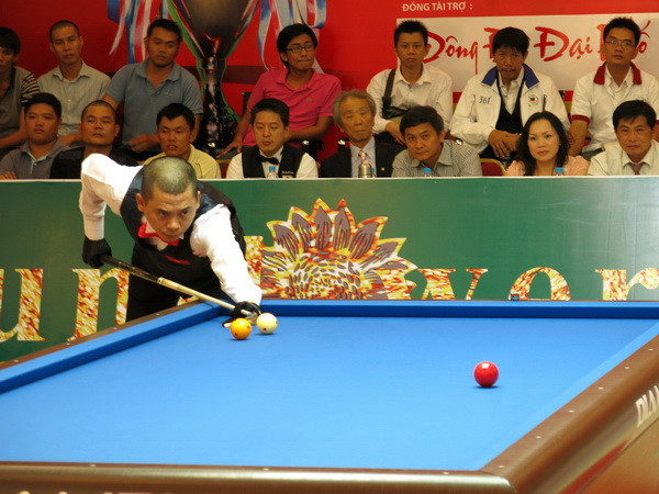 Tay cơ Dương Anh Vũ tại giải Billiards carom 3 băng Quốc tế tại Bình Dương năm 2013. (Ảnh: Hải Âu/TTXVN) Tay cơ hàng đầu Nhật, Hàn dự giải Carom 3 băng Bình Dương ảnh 1