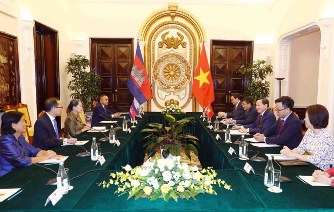 Phó Thủ tướng Chính phủ Lê Minh Khái hội đàm với Phó Thủ tướng Men Sam An. (Ảnh: Phạm Kiên/TTXVN) Phó Thủ tướng Lê Minh Khái làm việc với Phó Thủ tướng Campuchia ảnh 2
