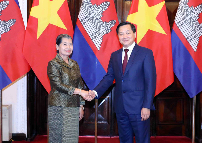 Phó Thủ tướng Chính phủ Lê Minh Khái với Phó Thủ tướng Men Sam An. (Ảnh: Phạm Kiên/TTXVN) Phó Thủ tướng Lê Minh Khái làm việc với Phó Thủ tướng Campuchia ảnh 1