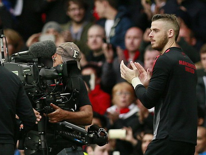 Hành động kỳ lạ của thủ môn David de Gea trên sân Old Trafford ảnh 1