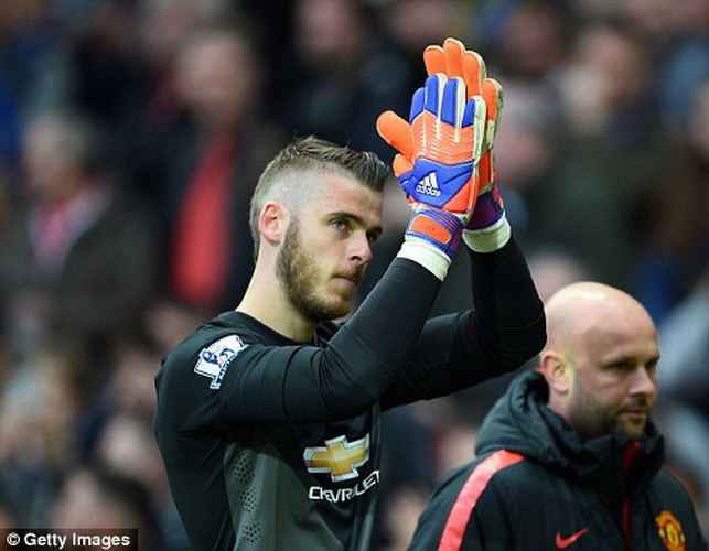 HLV Louis van Gaal thừa nhận "bất lực" trước David de Gea ảnh 1