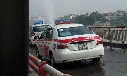 Vỡ đường ống nước trên cầu Chương Dương khiến giao thông rối loạn ảnh 2