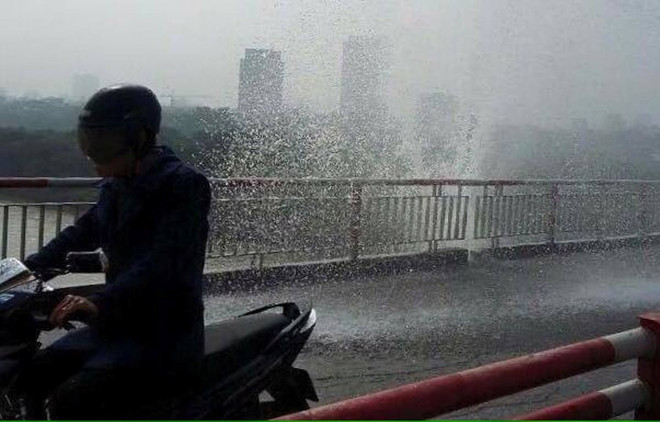 Vỡ đường ống nước trên cầu Chương Dương khiến giao thông rối loạn ảnh 1