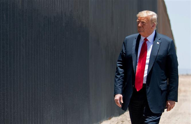 Tổng thống Mỹ Donald Trump (phía trước) thị sát khu vực tường biên giới giữa Mỹ và Mexico tại bang Arizona ngày 23/6/2020. (Ảnh: AFP/TTXVN) Mỹ lắp đặt hệ thống giám sát bằng AI tại biên giới với Mexico ảnh 1