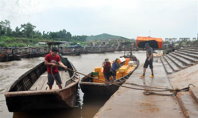 Neo đậu thuyền trên sông biên giới Ka Long. (Ảnh: Văn Đức/TTXVN) Quảng Ninh: Mưa lũ khiến một người mất tích, hàng chục đò sắt bị đắm ảnh 1