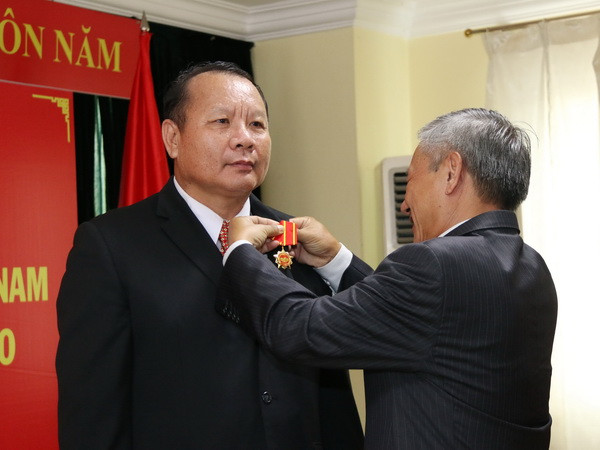 Trao tặng huân, huy chương Hữu nghị cho các cán bộ Bộ An ninh Lào ảnh 1