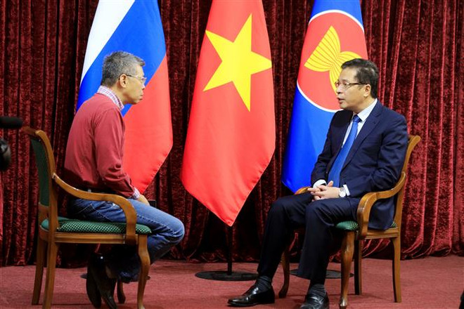 Nhà báo Bùi Duy Trinh, trưởng cơ quan thường trú TTXVN tại LB Nga phỏng vấn Đại sứ Đặng Minh Khôi. (Ảnh: Trần Hiếu/TTXVN) Các đại sứ Việt Nam đánh giá cao đóng góp của phóng viên thường trú ảnh 1