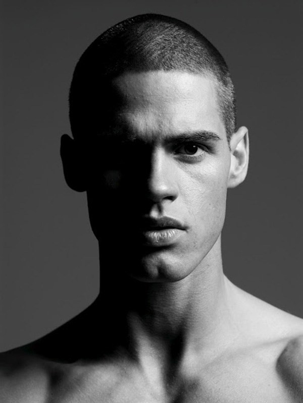 Top 5 "bạn trai trong mơ" đáng thèm muốn nhất mùa đi biển ảnh 10