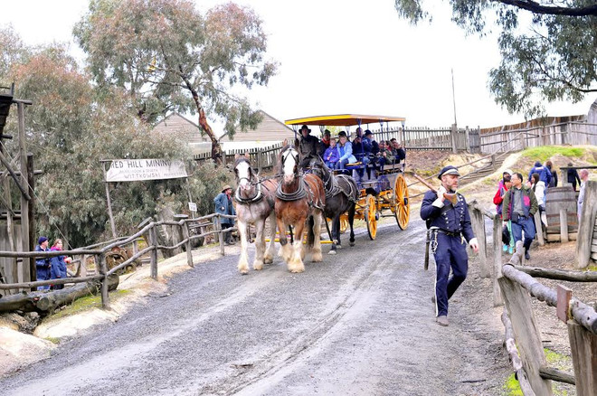 [Photo] Du khách tự tay đào vàng và cảm nhận sự nguy hiểm ảnh 8