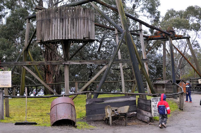 [Photo] Du khách tự tay đào vàng và cảm nhận sự nguy hiểm ảnh 2