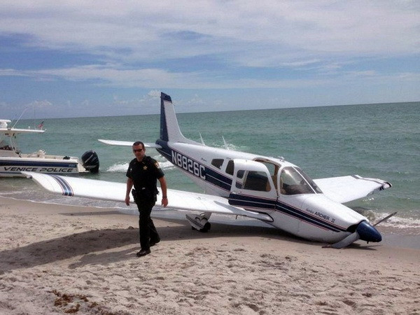 Máy bay rơi xuống bãi biển ở Mỹ, hai người thương vong ảnh 1