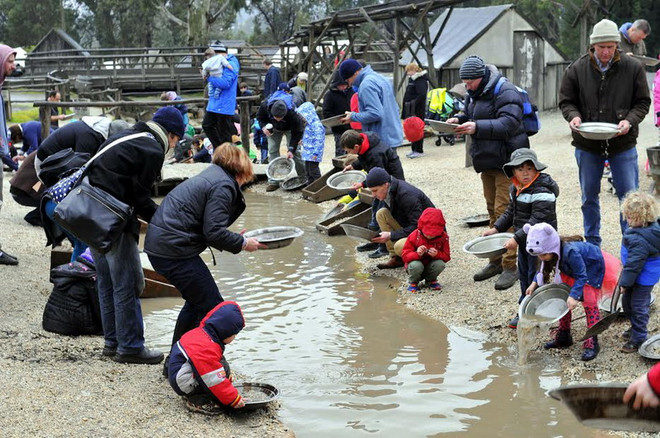 [Photo] Du khách tự tay đào vàng và cảm nhận sự nguy hiểm ảnh 7