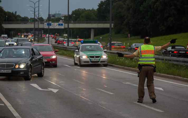 Cảnh sát Đức làm nhiệm vụ tại Munich ngày 22/7. (Nguồn: AFP/TTXVN) Cảnh sát Đức bắt nghi can bán súng cho kẻ cuồng sát ở Munich ảnh 1