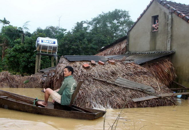 Hà Tĩnh: Người dân Hương Khê gồng mình chống chọi “lũ chồng lũ” ảnh 2