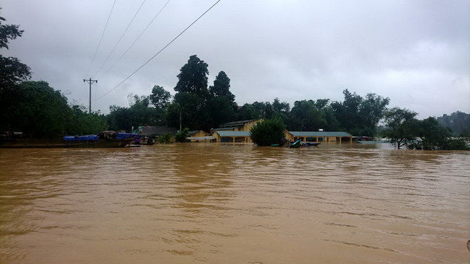 Hà Tĩnh: Người dân Hương Khê gồng mình chống chọi “lũ chồng lũ” ảnh 1