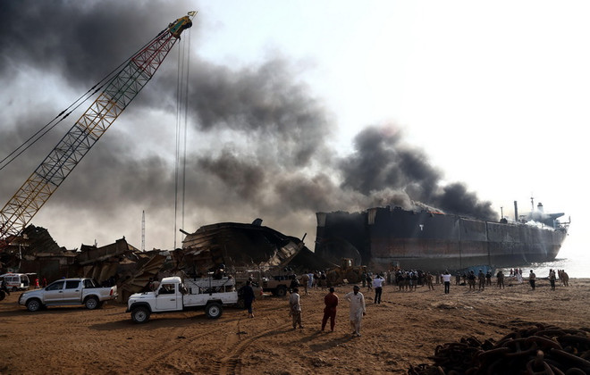 Pakistan: Hàng chục người thương vong do cháy nổ bãi phế thải ảnh 1