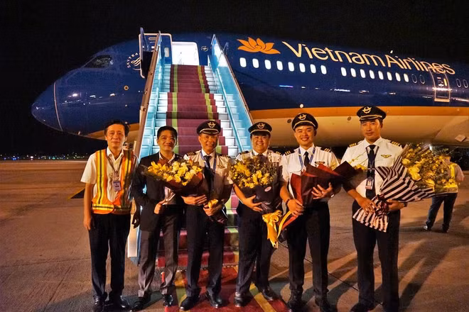 Máy bay Boeing 787-10 của Vietnam Airlines đã hạ cánh ở Nội Bài ảnh 2