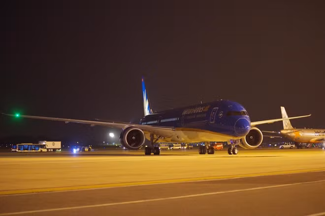 Máy bay Boeing 787-10 của Vietnam Airlines đã hạ cánh ở Nội Bài ảnh 1