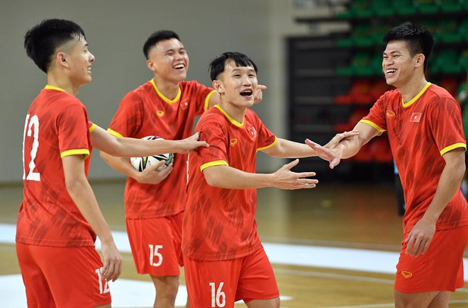 Cầu thủ Futsal Việt Nam thoải mái trong buổi tập chuẩn bị cho trận gặp Panama. (Nguồn: VFF) Lịch trực tiếp: Tuyển Futsal Việt Nam bước vào trận 'sinh tử' ảnh 1