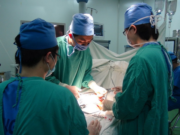 Cứu kịp thời 1 thuyền viên bị thương nặng giữa vùng biển Hoàng Sa ảnh 1