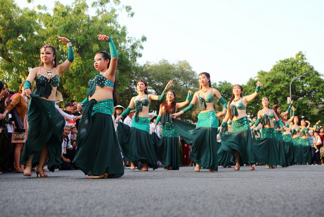 Festival Huế 2016: Chú rối khổng lồ 7,5m dạo bước trên phố ảnh 1