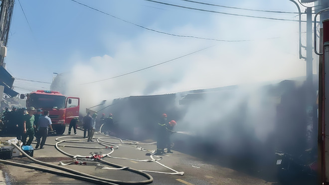 Đồng Nai: Hỏa hoạn thiêu rụi 8 kiốt hàng hóa tại chợ Long Khánh ảnh 1