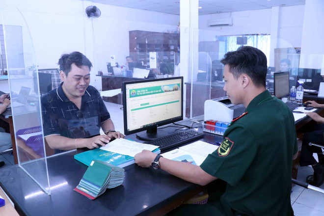 Nhờ áp dụng các biện pháp cải cách hành chính và biên phòng điện tử, hoạt động giải quyết thủ tục biên phòng trở nên thông thoáng, tiện lợi, mang lại lợi ích thiết thực cho doanh nghiệp và nhân dân. (Ảnh: Xuân Khu/TTXVN) Chuyện về những người lính quân hàm xanh ở Thành phố Hồ Chí Minh ảnh 2