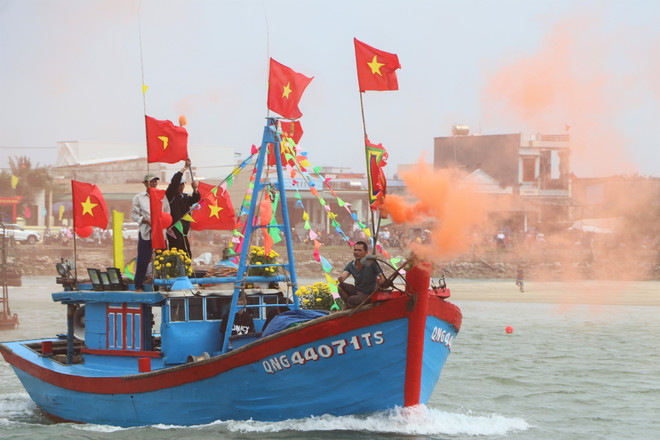 Tàu cá của các ngư dân Quảng Ngãi rẽ sóng vươn khơi. (Ảnh: Đinh Hương/TTXVN) Quảng Ngãi: Ngư dân tưng bừng ra quân khai thác hải sản đầu năm ảnh 1