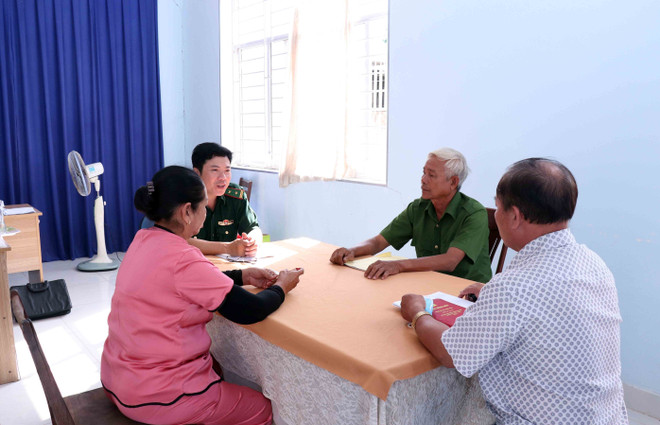 Một buổi làm việc nắm tình hình địa bàn của Trung tá Tạ Đức Trọng, đồn Biên phòng Long Hòa, Bộ đội Biên phòng Thành phố Hồ Chí Minh và Trưởng ấp, các tổ chức chính trị-xã hội ấp Đồng Tranh, xã Long Hòa, huyện Cần Giờ. (Ảnh: Xuân Khu/TTXVN) Chuyện về những người lính quân hàm xanh ở Thành phố Hồ Chí Minh ảnh 4