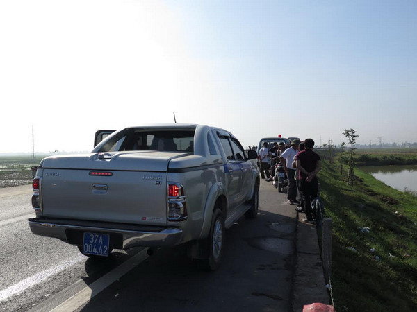 Xe khách lật nhào xuống ruộng, hàng chục người bị thương ảnh 2