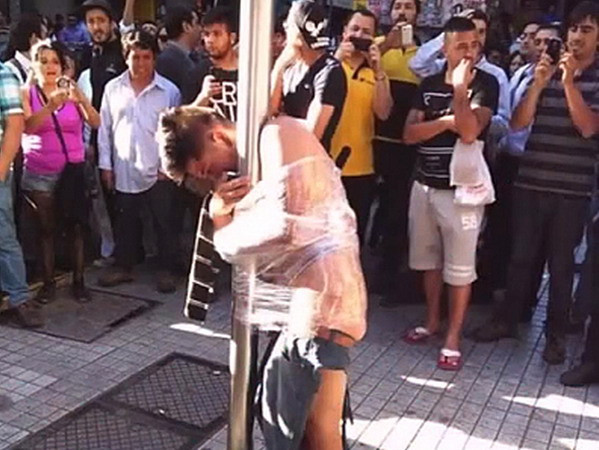 Kẻ trộm bị lột trần, trói vào cột đèn bằng nylon bọc thực phẩm ảnh 1